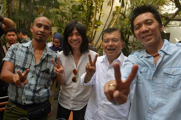 sarapan soto w/ JK bah <a href="/tiokk/">.</a> <a href="/piayfaz/">Fazrul Piay</a> “<a href="/Metro_TV/">METRO TV</a>: [FOTONEWS] Slank Dukung Pasangan Jokowi-JK metrotvn.ws/A247935 ”