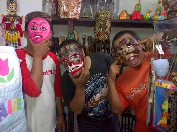 bingung cari oleh oleh untuk anak istri :D #EnjoyMalioboro #jogja