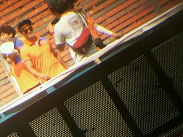 kepanasan ya? :D "<a href="/RunningManTeam/">Running Man 런닝맨</a>: 140602 Running Man at GBK : Jong Kook and Kwang Soo   #RunningManinIndonesia"