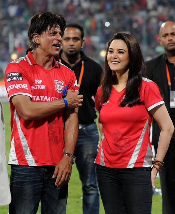 ShahRukhKhan_FC's tweet photo. 💜💛 Veer & Zaara 💜💛
#SRK ( @iamsrk ) & Preity Zinta at the #IPLFINAL2014.
Tags: @KKRiders #KKRvsKXIP #KKR #Champion http://t.co/4jcdVVrtru