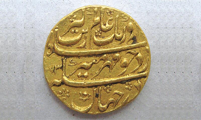 Looted Mughal period gold coin seized at the Islamabad airport last month as it was being smuggled to China. http://t.co/hQ4J9reyoX