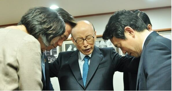 trimutri100's tweet photo. 조용기 기도샷은 짤방용으로 무지 적당해 보임. 

엿먹이고 싶을때 쓰는… http://t.co/CSqd0Ag1Bh