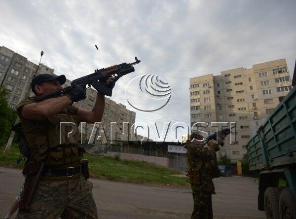 melanhaton's tweet image. Террористы стреляют среди домов мирных жителей #Луганск