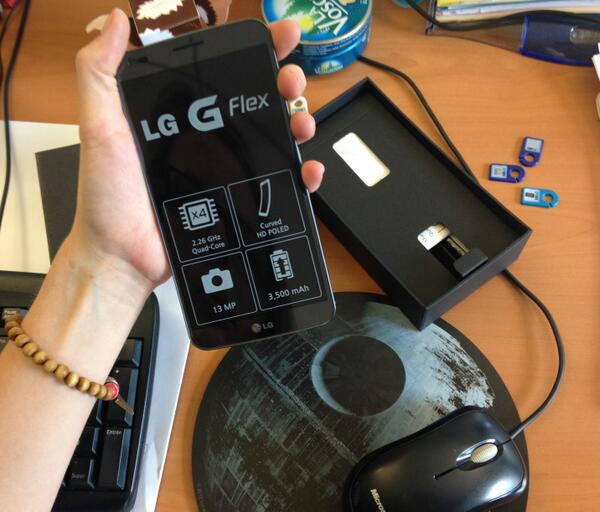LDLC's tweet photo. Voici le LG G Flex à gagner cette semaine => https://t.co/XKhXZzHkNp http://t.co/SDUg6acCLQ