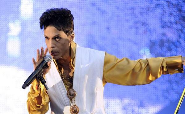 RouteurNews's tweet image. #prince au Zénith: Anonymes et stars racontent un #concertunique sur #twitter  routeurnews.com/uWM