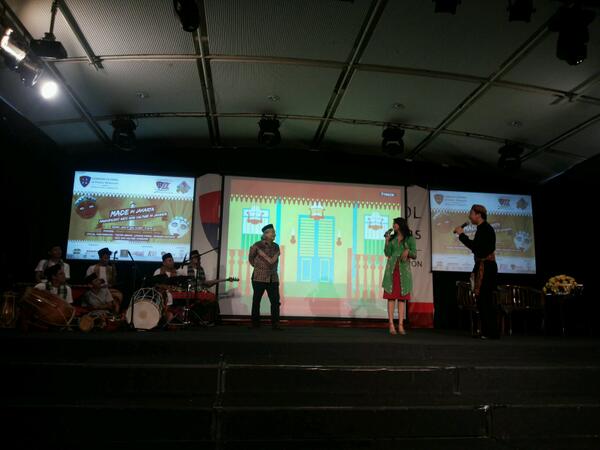 Bang <a href="/billygamaliel/">Billy</a> mengundang <a href="/mpokmod/">Maudy Koesnaedi</a> bergabung bersama babeh Ridwan Saidi ke atas panggung :) #madeinjkt