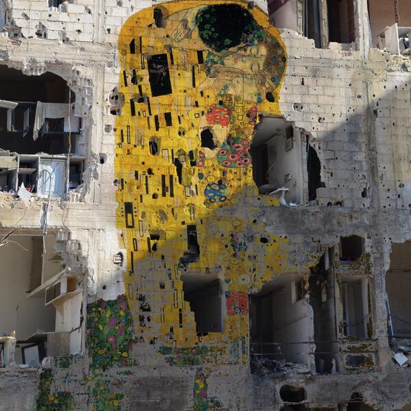 Gustav Klimtin "Öpücük" tablosunu savaşta hasar görmüş bina üzerine Suriyeli sanatçı Tammam Azzam yeniden yorumladı