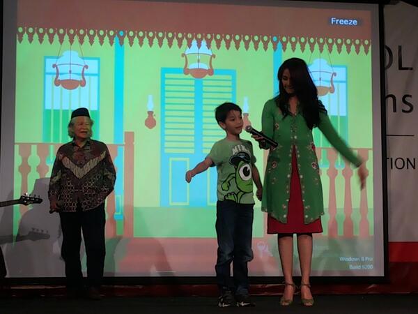 Anak @mpokmaudy Eddy ikut bergabung keatas panggung menyanyikan lagu Jali - Jali :D