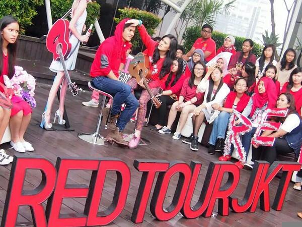 boywilliam's tweet image. iya dong! RT @shermunch: @breakoutnet @sherylsheinafia baik bgt benerin jambulnya @boywilliam #BreakoutNetTaylorSwift