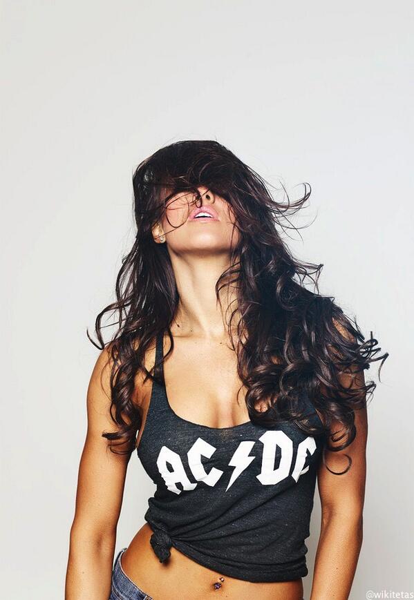 wikitetas's tweet photo. Muy fan de AC/DC. http://t.co/FkK5MrYHTW