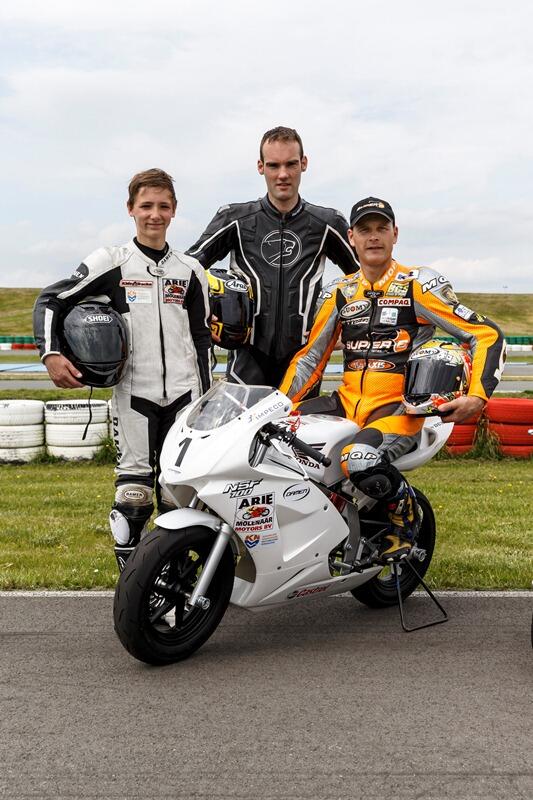 eddiedevries's tweet photo. Gaaf! Samen met Jurgen van den Goorbergh en Thom Molenaar in één endurance-team. Binnenkort in @MOTORMagazineNL http://t.co/svaFZyH98B