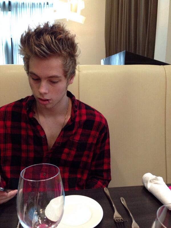 5SOS's tweet image. Having lunch breakfast with this massive lad ☺️👍 x