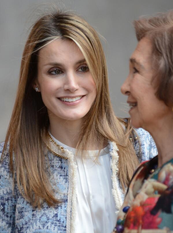 LaVanguardia's tweet photo. Letizia, de periodista a Reina de España  
http://t.co/Ribh0VGDON http://t.co/XTHVtGETZF