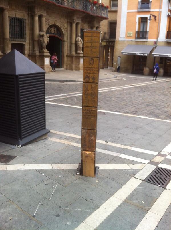 latiradeoroz's tweet photo. Colocado el primer poste del Encierro!#YaFaltaMenos #SanFermin14 #homenaje15Fallecidos http://t.co/nUtLWT1dd8