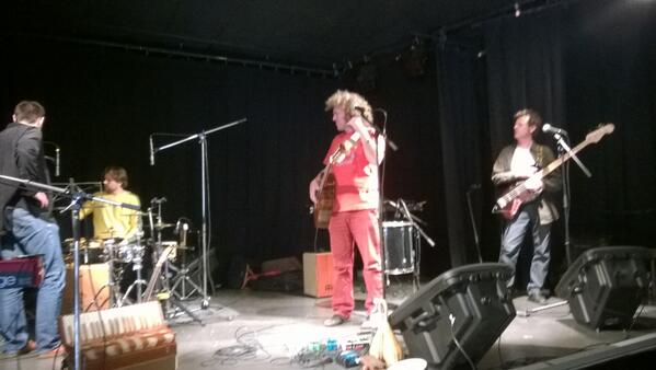 Kitoslev en résidence à la rue. Ils se préparent pour Samedi