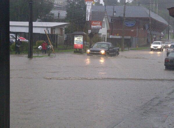 diario_eha's tweet photo. Conductores eviten pasar por calle Gramado en Puerto Varas por inundación, al igual que detrás de Clínica Alemana. http://t.co/7o4mWvPwif