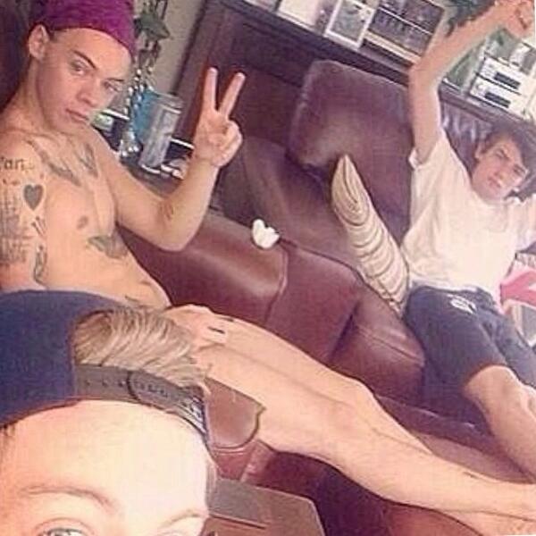 TropicoKaty's tweet photo. can I please have legs like harry, seriously I would die to have legs like him damn http://t.co/2A8Wgf007l