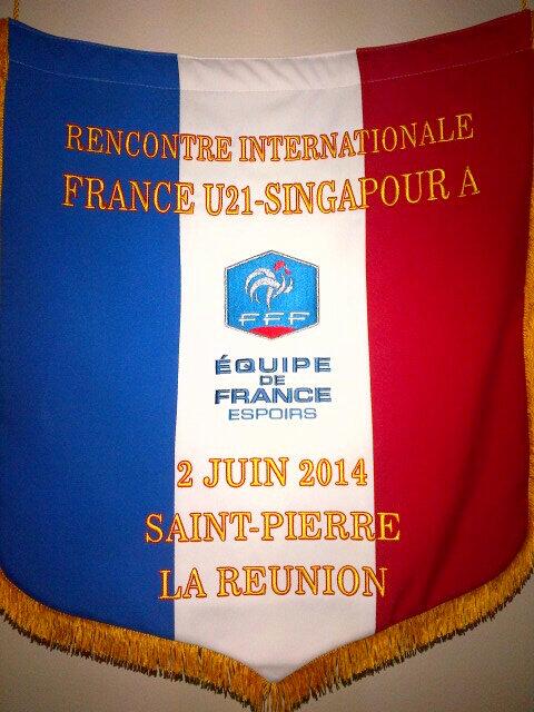 equipedefrance's tweet image. Le fanion du match entre la France et Singapour. #U21 #FRASIN