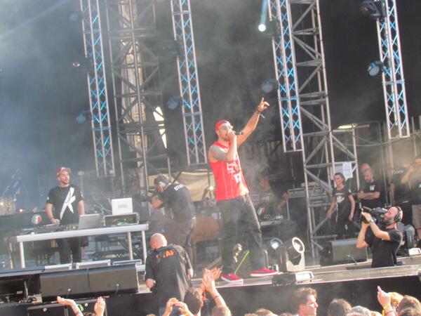 EliEntics's tweet photo. @Mondo_Marcio @Solo_Bombe Ieri sul palco di #radioitalia http://t.co/we8HCtYIQW