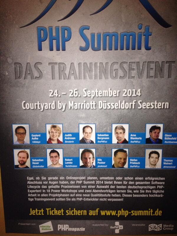Druckfrisches PHP Summit Plakat. Globetrotter ist dabei