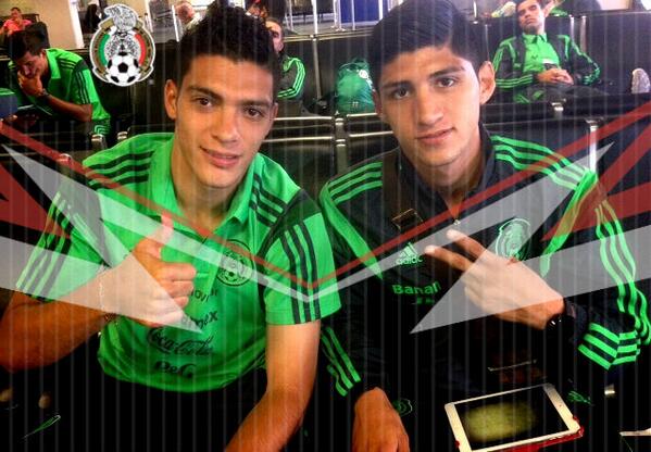 #SelecciónBanamex ¡Rumbo a Chicago! <a href="/Raul_Jimenez9/">Raúl Jiménez</a> y <a href="/puliidooo/">………</a> les envían saludos antes de abordar. #QuieroCreer
