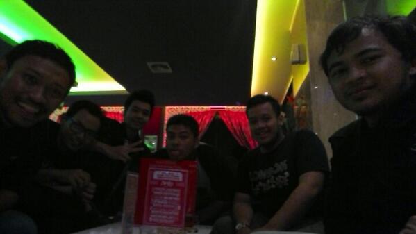 ulil_aw's tweet photo. @hellofktvjogja #helloselfie syukuran wisuda @idham_guna :D http://t.co/cX7eqxxqDD