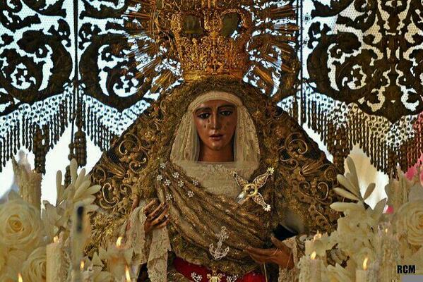 albablanco17_'s tweet photo. XXX años coronada, Reina de Triana http://t.co/KWfo7Qf7NM