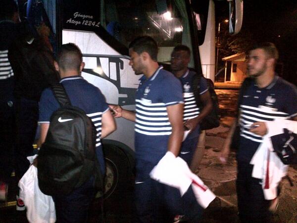 equipedefrance's tweet image. Départ pour le stade Michel Volnay de Saint-Pierre pour les Espoirs. Coup d'envoi dans 2h15. #U21 #FRASIN