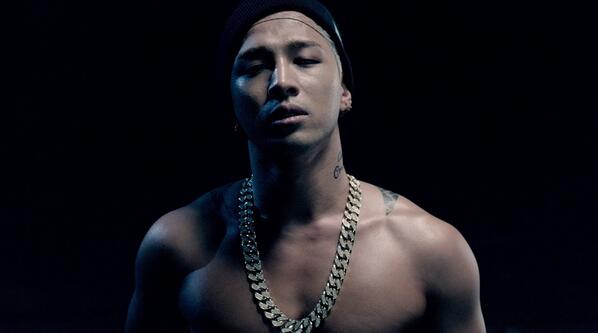 allkpop's tweet image. #Taeyang releases first MV for title track 'Eyes, Nose, Lips' allkpop.com/article/2014/0…