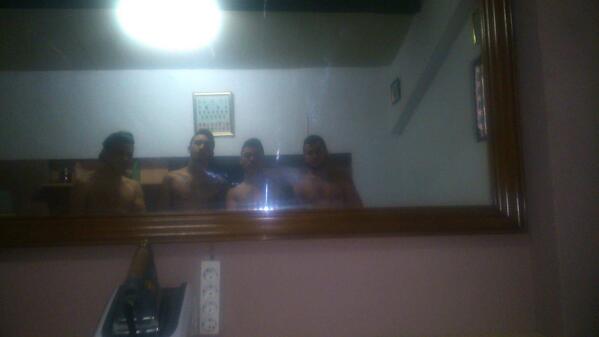 DuranGalin's tweet photo. Vayaaa cuatroo patas pa un banco ajjajaja http://t.co/CUX7p5xihE