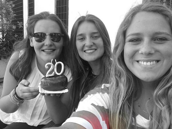 arsealonso's tweet photo. Felices20 mi tere guapa! espero q disfrutaras del trozo d donut q me correspondia, en na estamos celebrandolo! teská http://t.co/1mOXa2CzZF