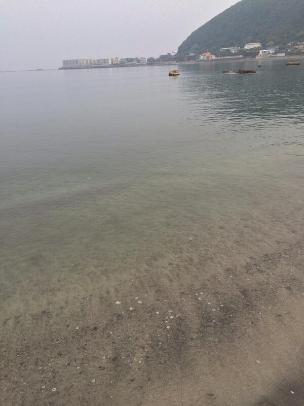 mageeru's tweet photo. おはーパトロールお疲れ様です（笑）(´∀｀*)  "@sajima_shinchan: 葉山・一色海岸なぅ！
靄ってて富士山見えません。
海は透きとおってて綺麗だ。 http://t.co/PudnJsKMGB"