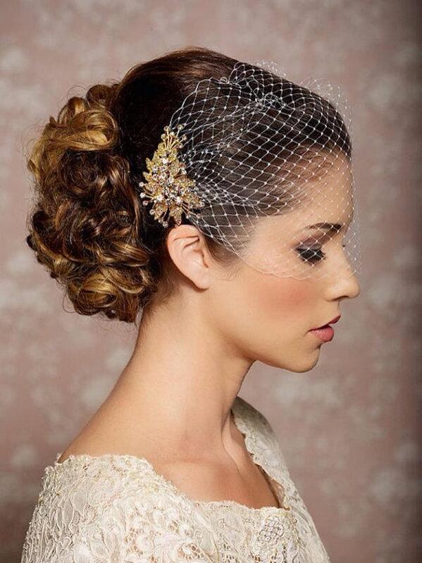 Loving this birdcage veil #stunning