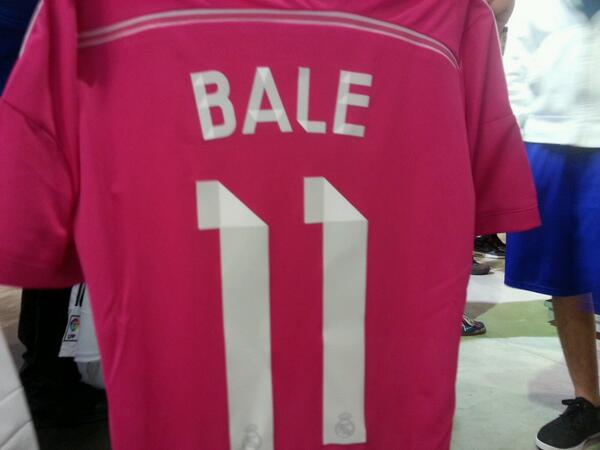 BpJ5Hi IUAALA80 Real Madrid stars officially unveil their new kits, including a bright pink away kit [Pictures]