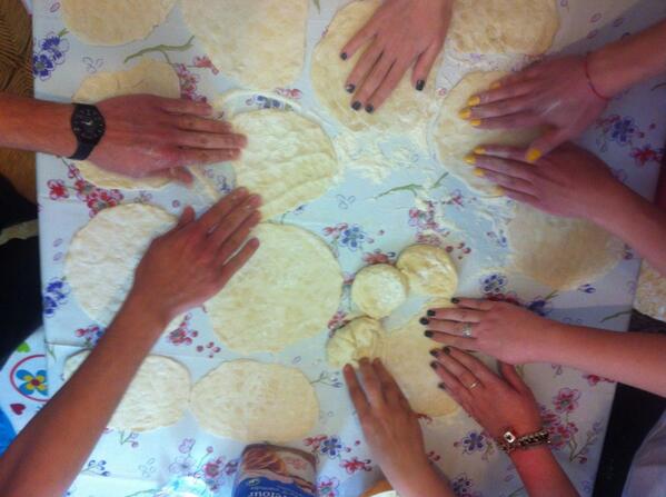 EzioMrLifestyle's tweet image. Io la mia #FestadellaRepubblica l'ho festeggiata così: making panzerotti con amici. 
#Happy