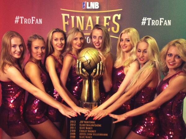 Betclic_ELITE's tweet photo. Tout le monde est prêt pour les #finalesLNB à 20h50 sur @SportCanalPlus ! RDV au #TroFan avec les #redfoxes ! http://t.co/B0p2v2oOU5