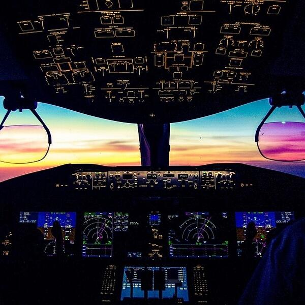 OMFGITSOSCAR's tweet photo. The pilot let me sit up front for the sunrise ✈️🌅 thank you @VirginAmerica #captjeff http://t.co/AckNXpsPpl