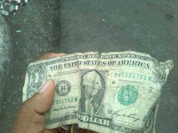 LeonValencia's tweet photo. Me encontré un dolar :D http://t.co/7ap3hlAmh6