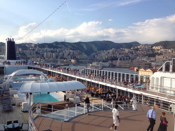 MSC_Crociere's tweet photo. Live #navedeigiovani Tanta gente dal ponte saluta Genova. #MSCSinfonia http://t.co/4l3nAvQm2S