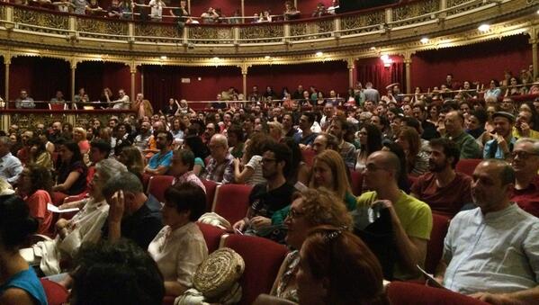 robertoactor's tweet photo. Y el patio de butacas se llenó, de actores en este caso, en defensa del actual convenio de teatro @uniondeactores http://t.co/yrn5ArHbZQ