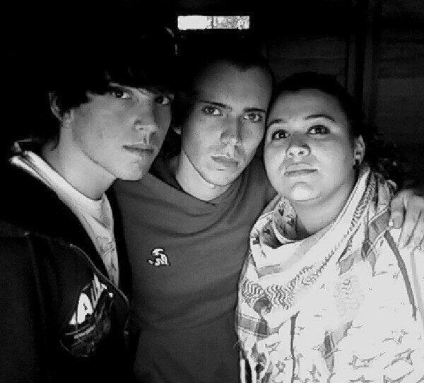 PacoGranadoss's tweet photo. Rescatando viejas reliquias...
Que buenos tiempos con @DoroAguilera y  @RocioMachoR http://t.co/6MIz4ay5Vb