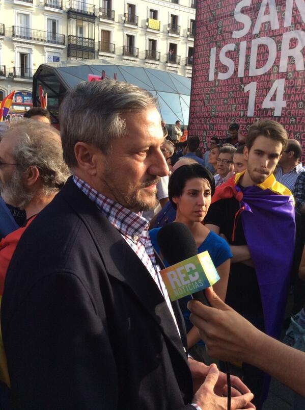 mundoobrero's tweet photo. .@willymeyerIU el eurodiputado atiende a los medios. #IIIRepublica http://t.co/gEy4qpGL3Q