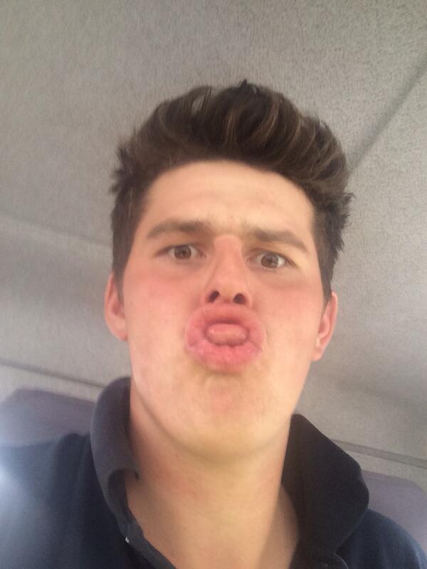 gavin_pascoe's tweet image. Thanks for taking 300 photos on my phone you moron! @RhysMW05 #turtlehead