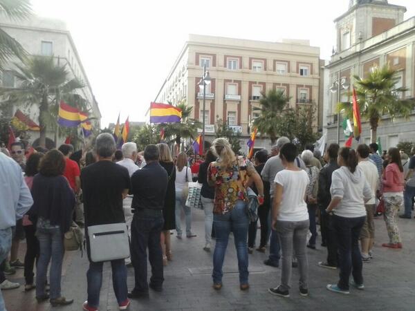 ECOHuelva's tweet photo. #ElReyAbdica Concentración en Huelva por la #IIIRepublica http://t.co/YXRJJiugCM