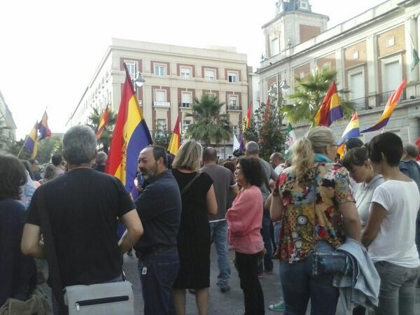 ECOHuelva's tweet photo. #ElReyAbdica Concentración en Huelva por la #IIIRepublica #APorLaTerceraRepublica #APorLaTercera http://t.co/r2wsMx7o7l