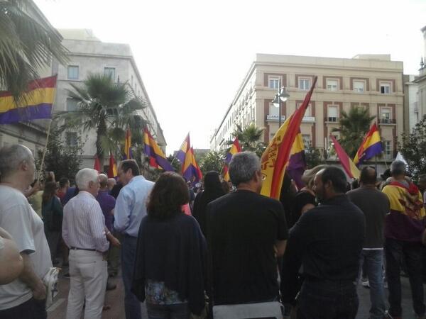 ECOHuelva's tweet photo. #ElReyAbdica Concentración en Huelva por la #IIIRepublica #ReferendumYA http://t.co/AcsPlM7nzd
