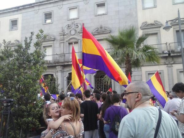 ECOHuelva's tweet photo. #ElReyAbdica Concentración en Huelva por la #IIIRepublica #APorLaTerceraRepublica http://t.co/4Z6DYhDEbc