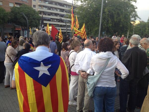 cugatmedia's tweet photo. Les estelades i banderes republicanes omplen la plaça de la Vila @icvstcugat @cupsantcugat @ercsantcugat @uaSCcat http://t.co/OSbs1026Y1
