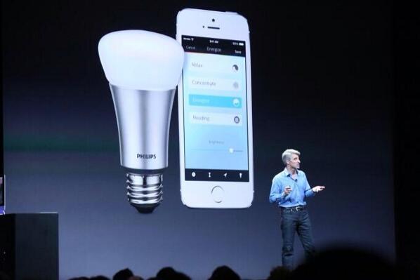 Craig Federighi memperkenalkan Homekit.