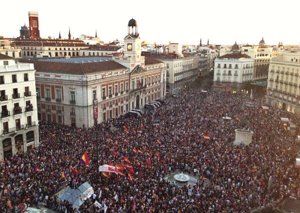 juanlusanchez's tweet photo. FOTO AÉREA Así está la concentración en Madrid por un referéndum hacia la República #ElReyAbdica http://t.co/nm3szZ5Xvf